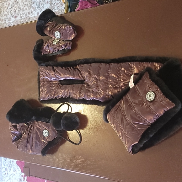 Matching Hat, Scarf and Gloves set - Picture 6 of 13